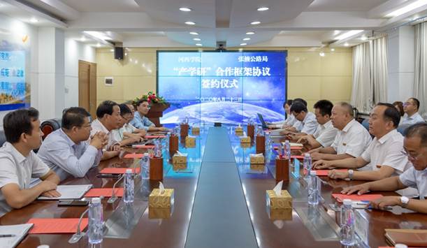 1.威尼斯欢乐娱人v675与张掖公路局在张掖公路局举行“产学研框架协议”签约仪式。(钟晓亮 摄).jpg